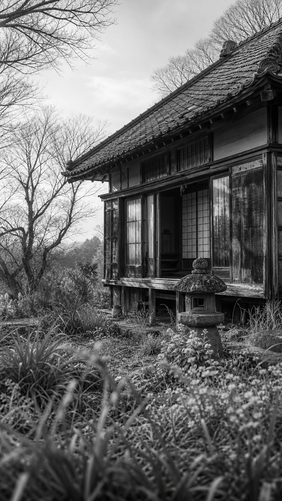 茨城の伝統的な日本家屋のモノクロ写真